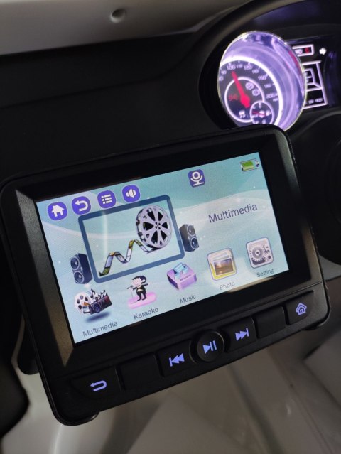 Auto Mercedes G63 6x6 MP4 dla dzieci Czerwony + 2 Pedały gazu + Regulacja siedzenia + MP4 + LED + Bagażnik + Kufer dla rodzica