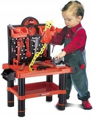 Warsztat stolarski - stolik klucze piła narzędzia