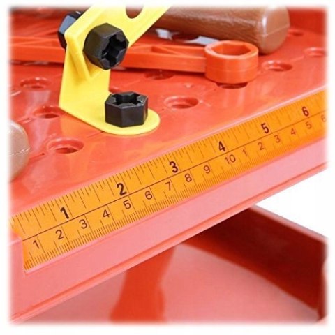 Warsztat stolarski - stolik klucze piła narzędzia