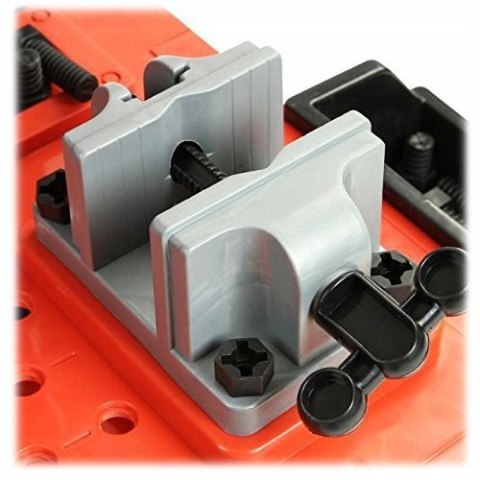 Warsztat stolarski - stolik klucze piła narzędzia