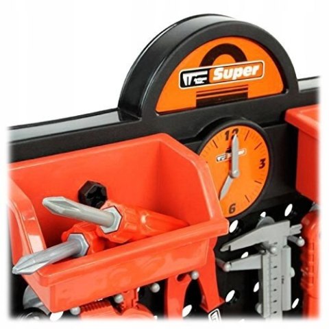 Warsztat stolarski - stolik klucze piła narzędzia