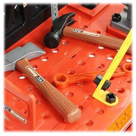 Warsztat stolarski - stolik klucze piła narzędzia