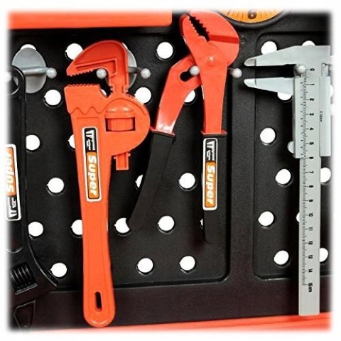 Warsztat stolarski - stolik klucze piła narzędzia